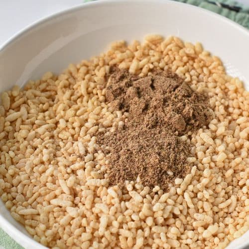 Rice puff and sugar in a bowl.