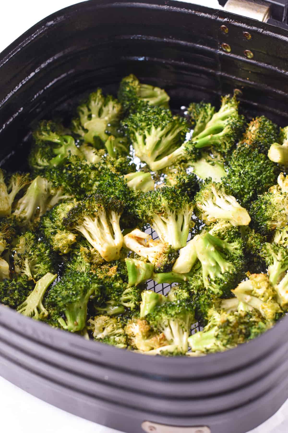 https://www.theconsciousplantkitchen.com/wp-content/uploads/2022/01/Air-Fryer-Broccoli-Recipe-vegan-easy-air-fryer-recipe-1.jpg