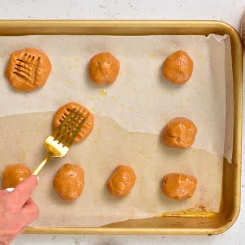 Forming the crisscross pattern on the cookies.